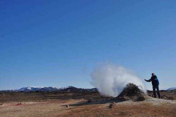 Esquentando a mão no vapor quente que sai de fonte termal em Hverir, região de Myvatn, no nordeste da Islândia